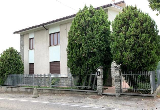 Casa Dusat In Accogliente Edificio Nel Centro Di Monforte Monforte D'Alba Exterior photo